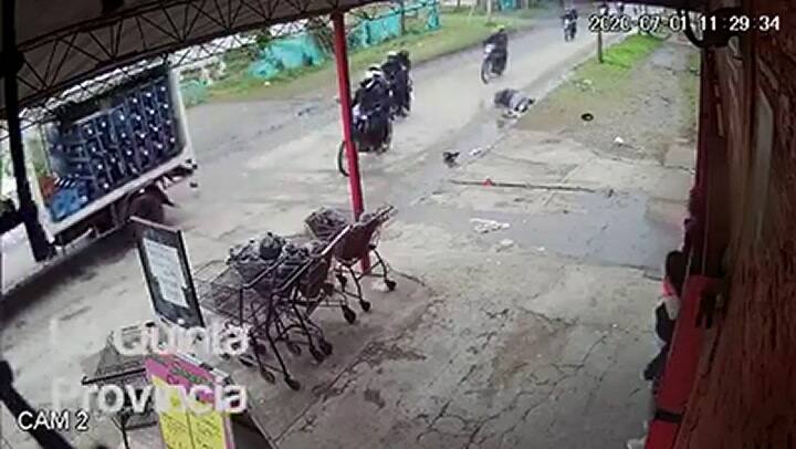 El momento en que los delincuentes atropellan al peatón