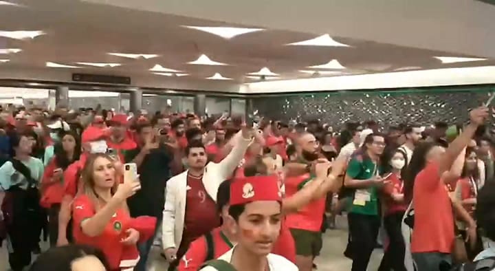 Así festejan los hinchas marroquíes en el subte de Doha