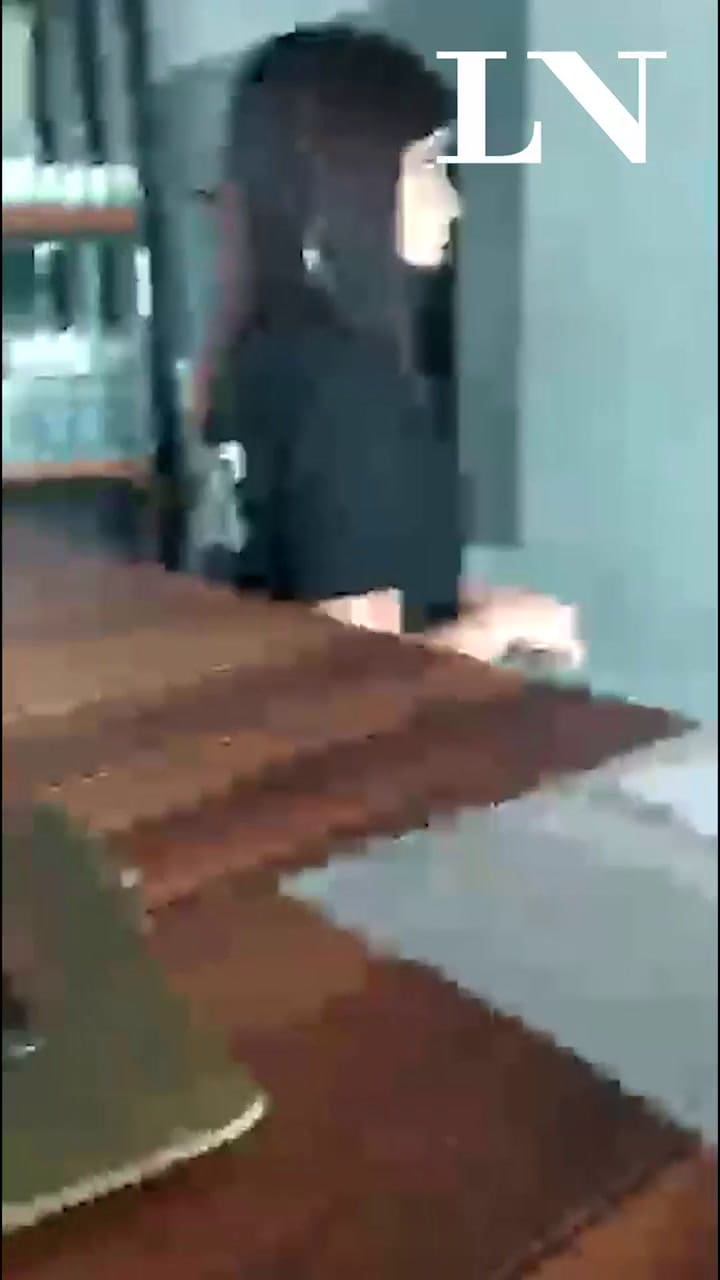 El dueño del local gastronómico Fuegos, en Pinamar, amenaza con golpear a una de sus empleadas