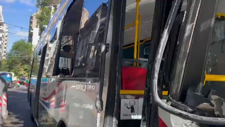 Así quedó el colectivo tras el choque con el camión y en el que murieron dos hombres