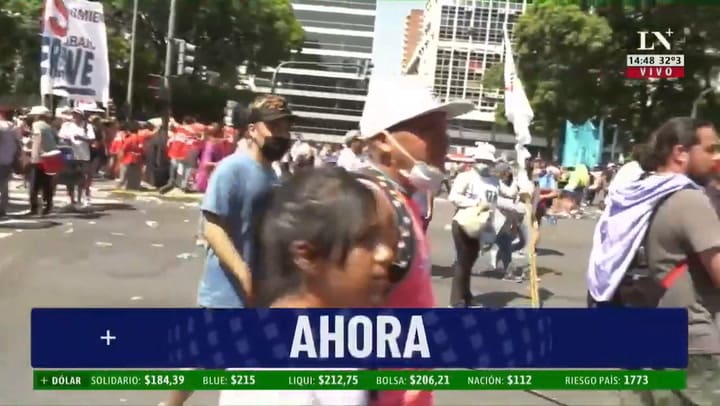 Marcha en el Centro: manifestantes agredieron a un conductor y rompieron un parabrisas