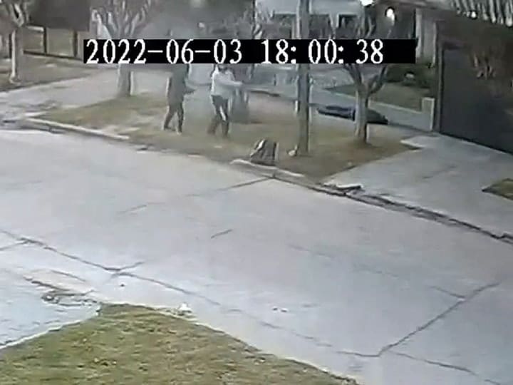 El momento en el que un policía de civil dispara a un motochorro que intentaba robar a una abuela