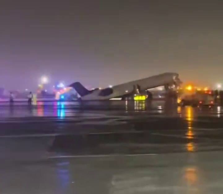 “Los vuelos con destino a LaGuardia están suspendidos debido a una emergencia relacionada con un avión”, informó la Administración Federal de Aviación estadounidense