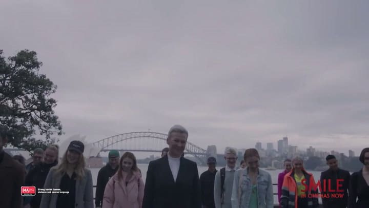 Los actores mostraron su sonrisa más terrorífica en el subte de Australia.