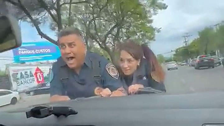 Fue detenido en un control policial en Córdoba, pero arrastró a dos efectivos en el capot del auto