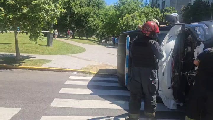 El choque entre un camión y dos camionetas de la Policía de la Ciudad