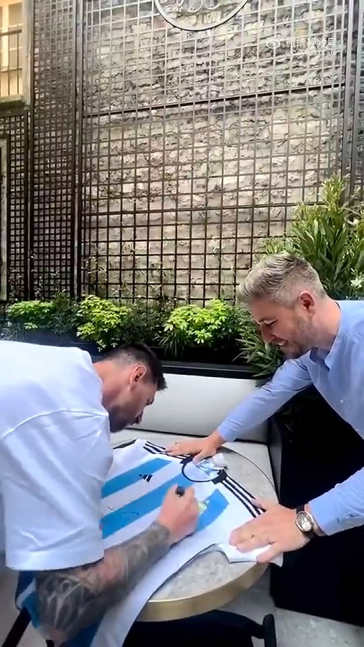 Messi descolocó a un hincha al firmarle la camiseta de la selección argentina