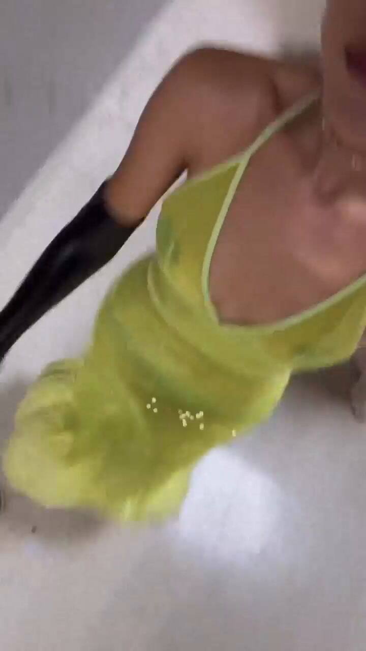 La cantante mexicana Danna Paola optó por un osado look en los Premios Juventud