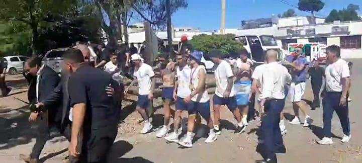 Los jugadores camino a los helicopteros