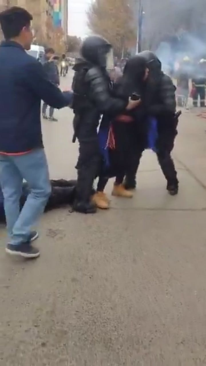 Los forcejeos entre la Policía y los grupos mapuches en Neuquén