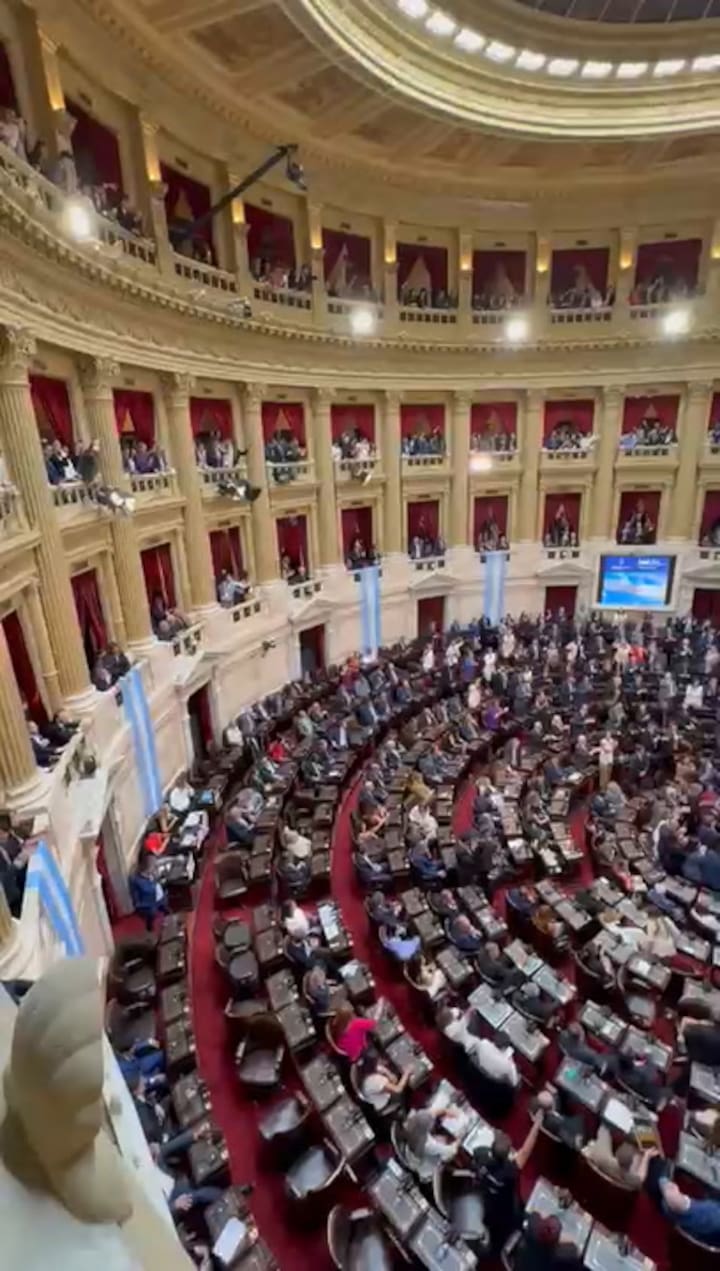 La militancia canta "Presidente, presidente" mientras Florencia Carignano le da la espalda en señal de protesta