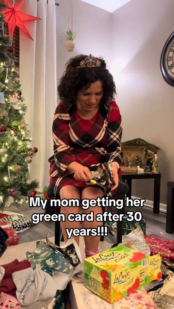Es latina, vive en EE.UU. desde hace 30 años y sus hijos la sorprendieron con la entrega de su green card: "Hasta las lágrimas"
