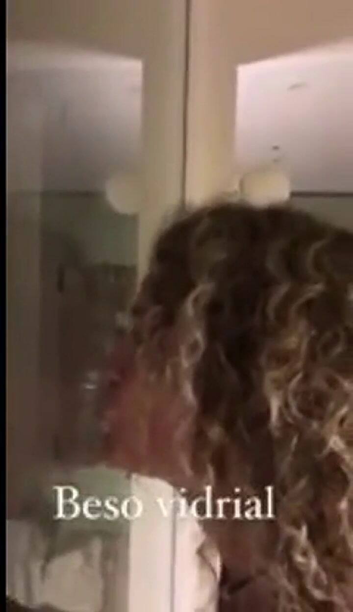 Maru Botana besando un vidrio