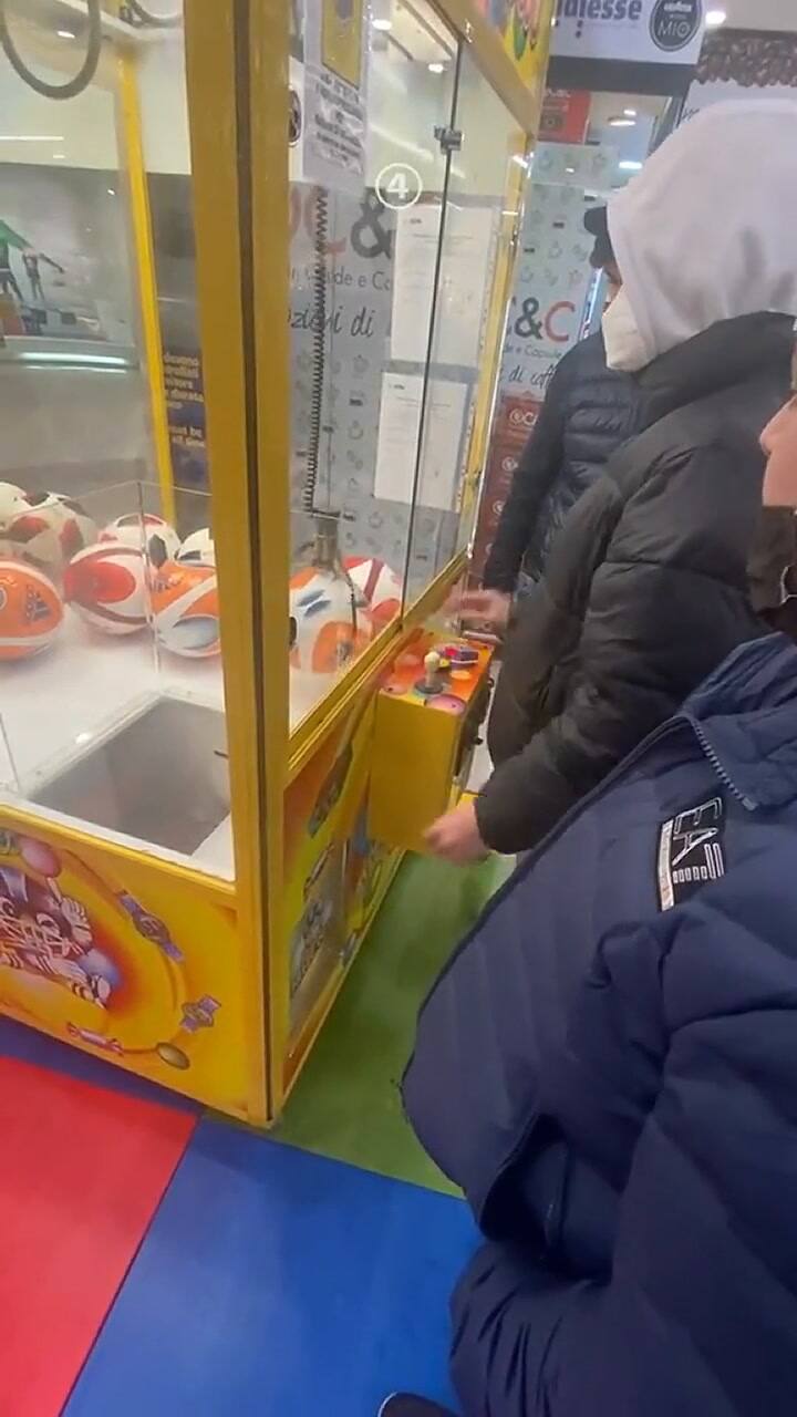 Se cansó de perder en las máquinas y aplicó insólito truco para por fin ganar una pelota