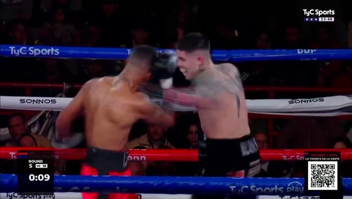 El momento en el que un boxeador queda descalificado por pegarle al rival tras la campana