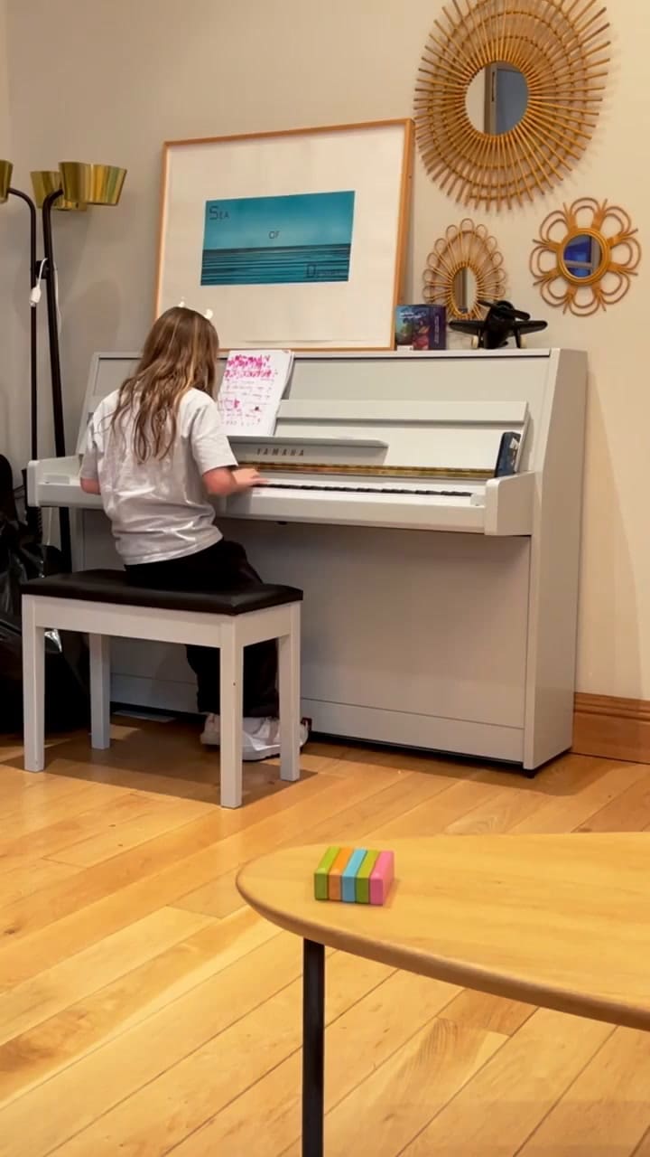 Teddy Williams tocando el piano en su niñez