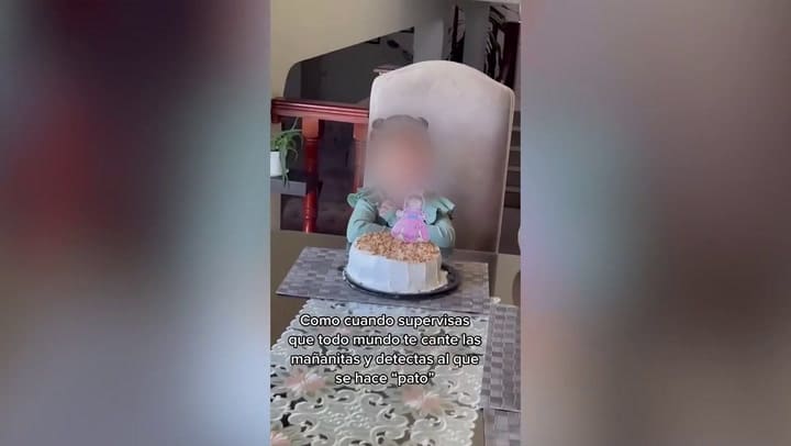 Una nena se indignó porque un invitado no le cantaba el cumpleaños