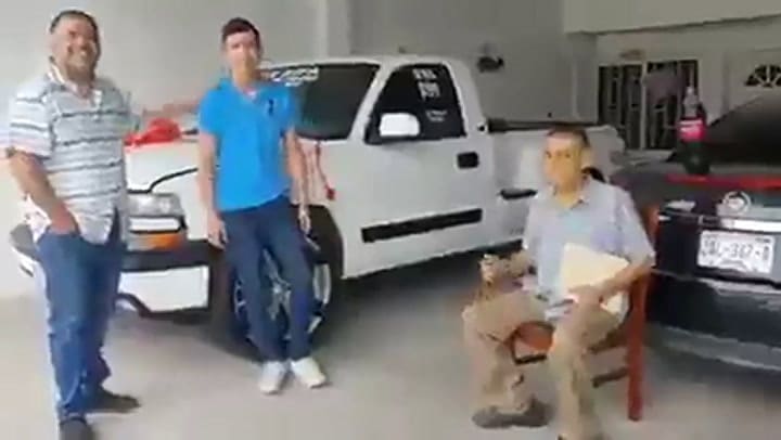 Juan Manuel se emocionó cuando el ganador de su preciada camioneta le dijo que se la regalaba
