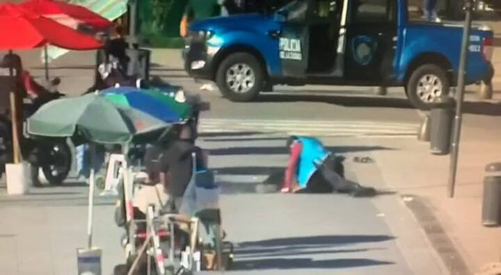 El momento en que detienen al agresor y le quitan el arma