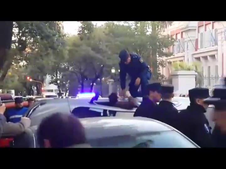 Los vecinos intentan agredir al conductor que atropelló y mató a un niño