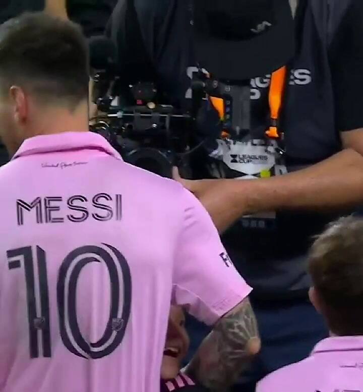 El tierno juego de Messi y Mateo dentro de la cancha