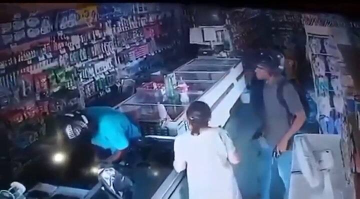 En medio del robo, el delincuente le da un beso a la anciana. Fuente: Youtube