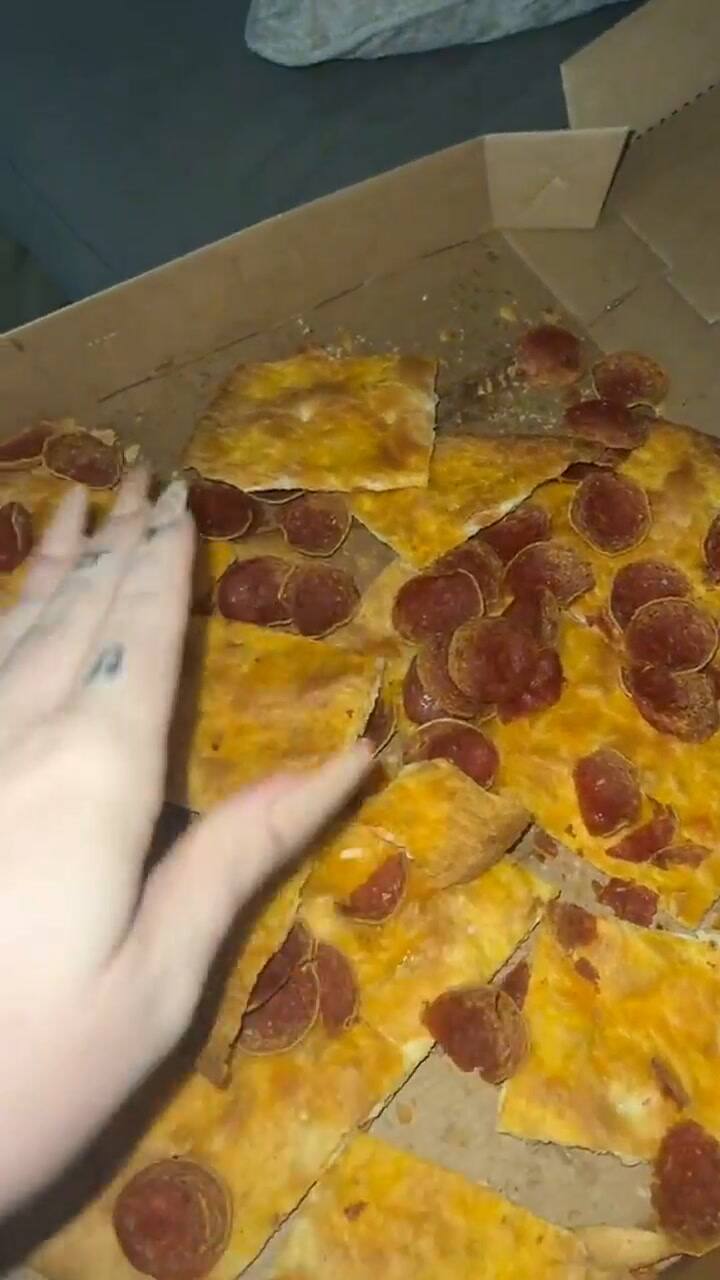 El tiktoker mostró a sus seguidores el error de la pizzería