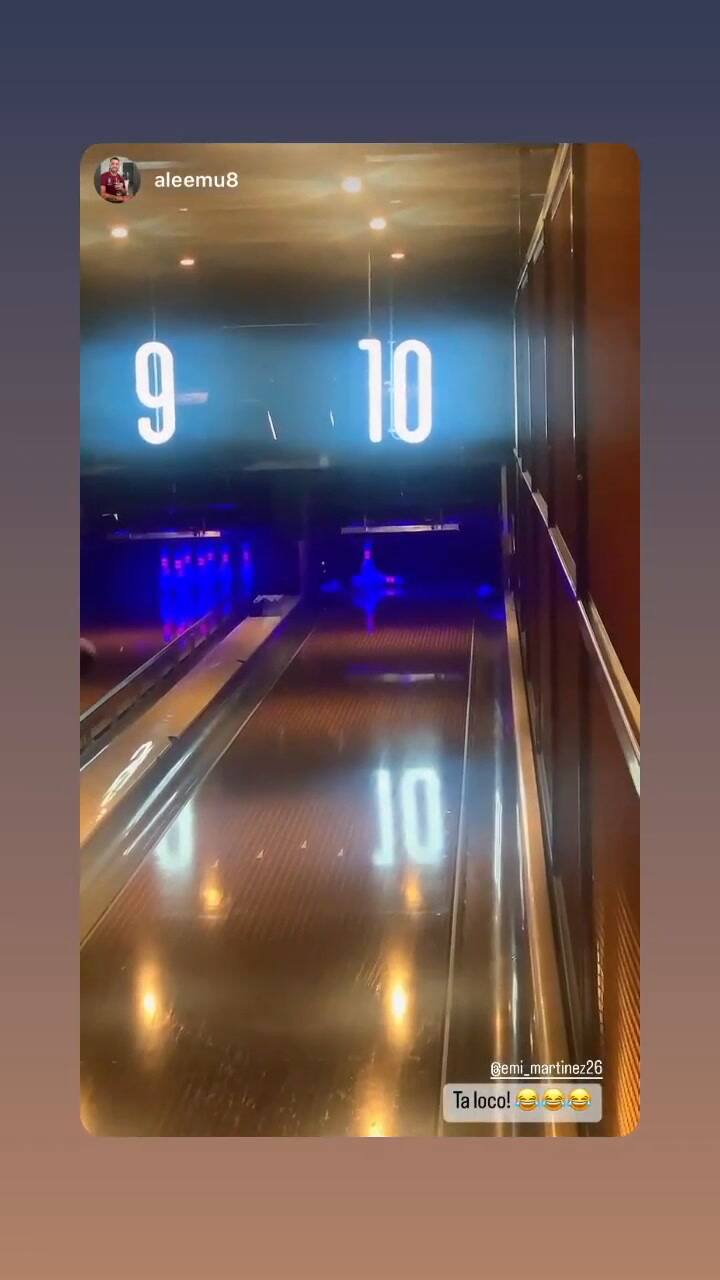 Emiliano 'Dibu' Martínez se divierte en el bowling