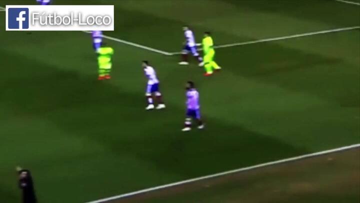 Arda Turan le tiró un botinazo a un juez de línea