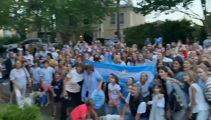 Vecinos de Esteban Bullrich lo despiden con el Himno nacional