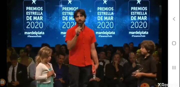 Simuló cortarse las venas en vivo