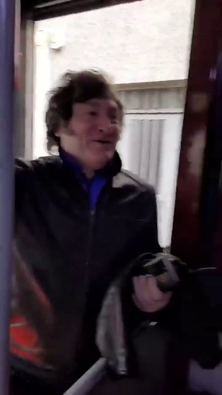 El colectivo de Milei por dentro