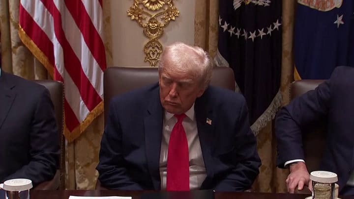 Trump cabecea durante una reunión de gabinete