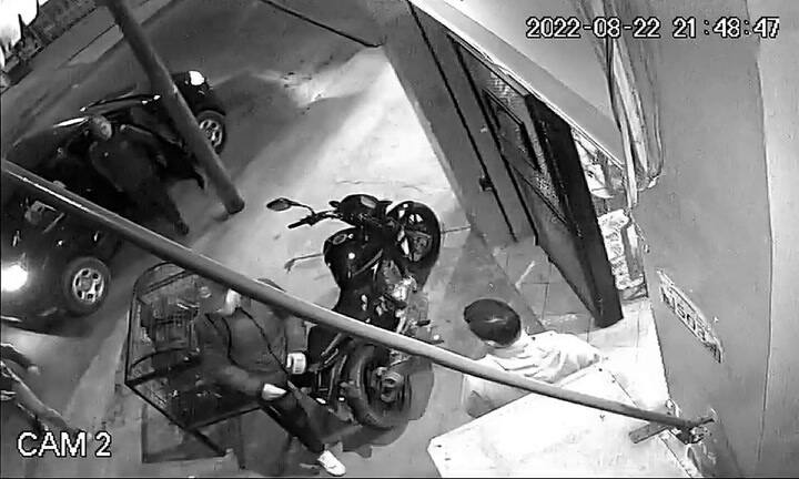 El momento en que el asaltante que le robó la moto a un policía en Moreno recibe un tiro