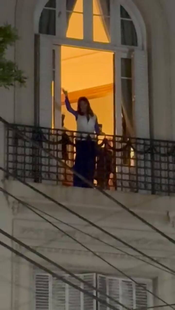 Cristina bailando en el balcón