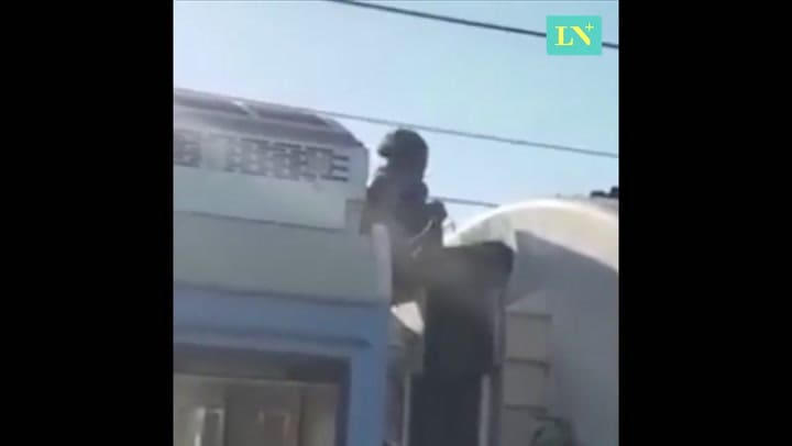 Recibieron una descarga eléctrica de 25.000 voltios mientras viajaban en el techo del ferrocarril