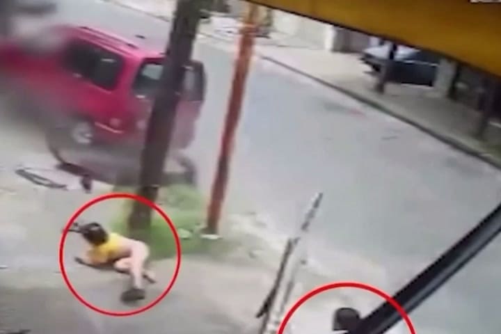 (GIF) Villa Luzuriaga: fueron embestidos por una camioneta y se salvaron de milagro