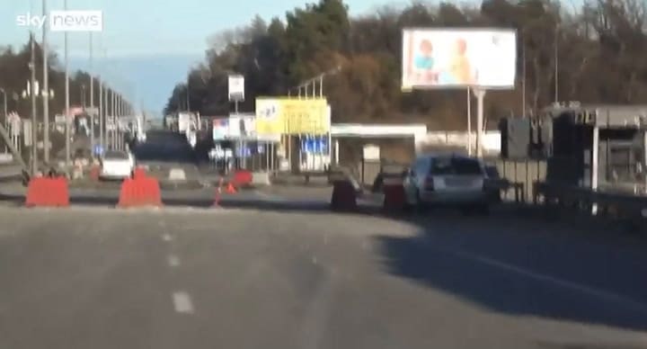 El ejército ruso disparó contra un equipo de Sky News que cubría la invasión a las afueras de Kyiv