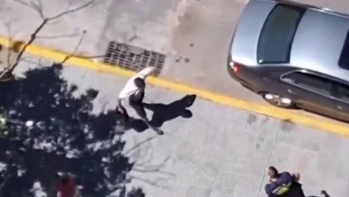 “Dale, Gato, apuntá acá y tirame”: violenta riña callejera en la Ciudad