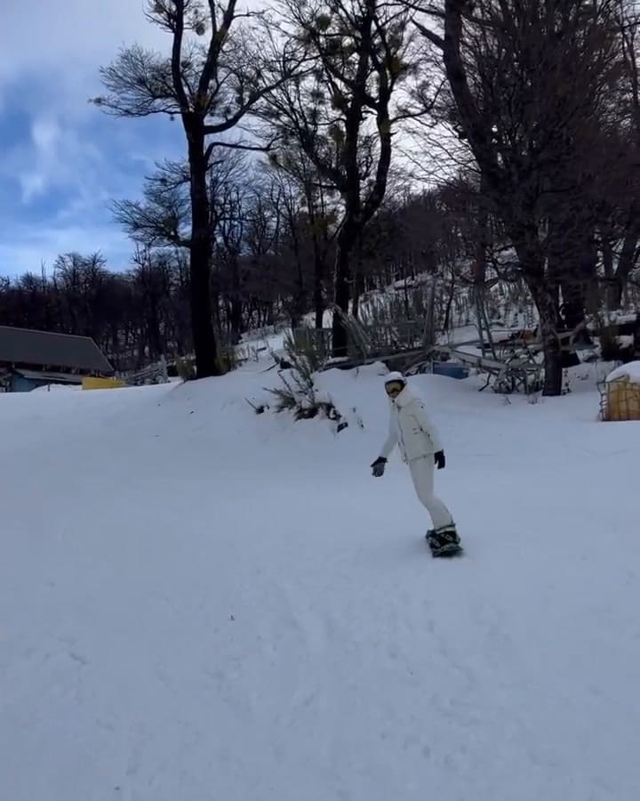 Pampita andando en snowboard por la Patagonia