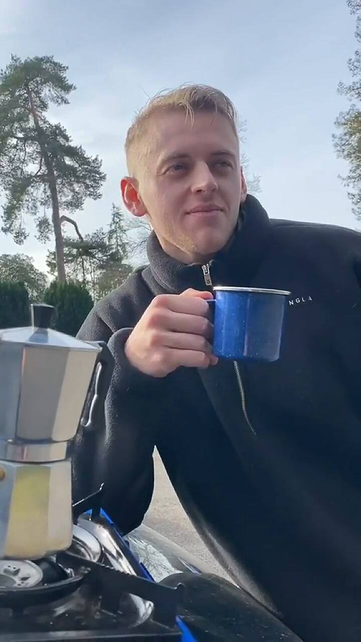 Un tiktoker comparte sus tres básicos para vivir en su auto