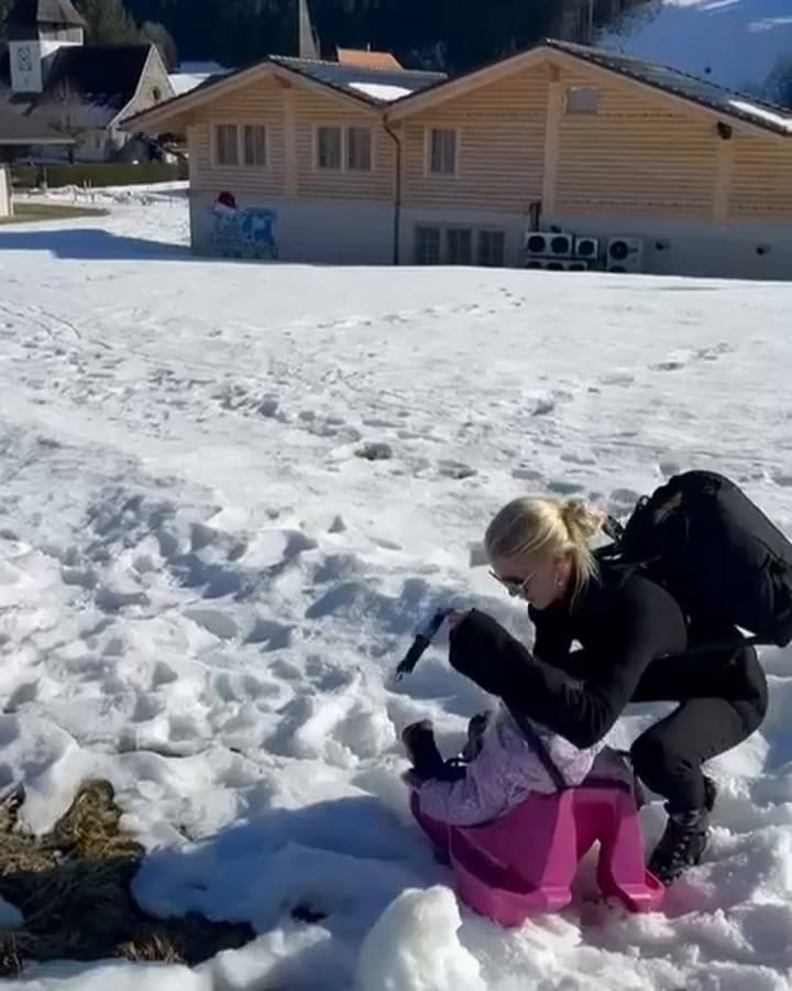 Elle, la hija de Maxi López, se divirtió en la nieve