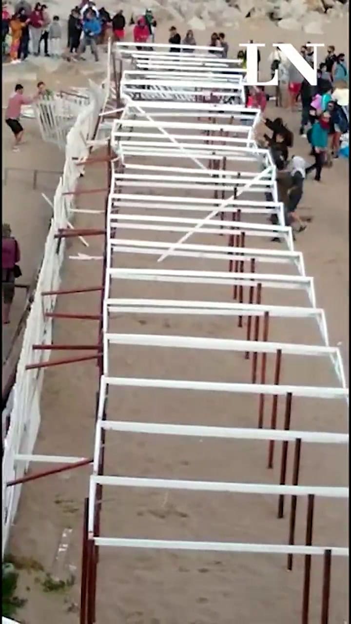 Un grupo de manifestantes destrozó las carpas del balneario Perla Norte