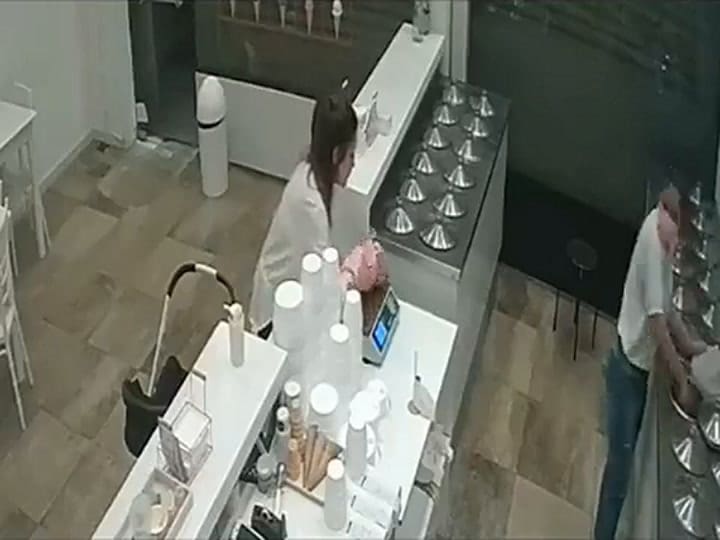 El video viral de una mujer pesando a su bebé en una heladería