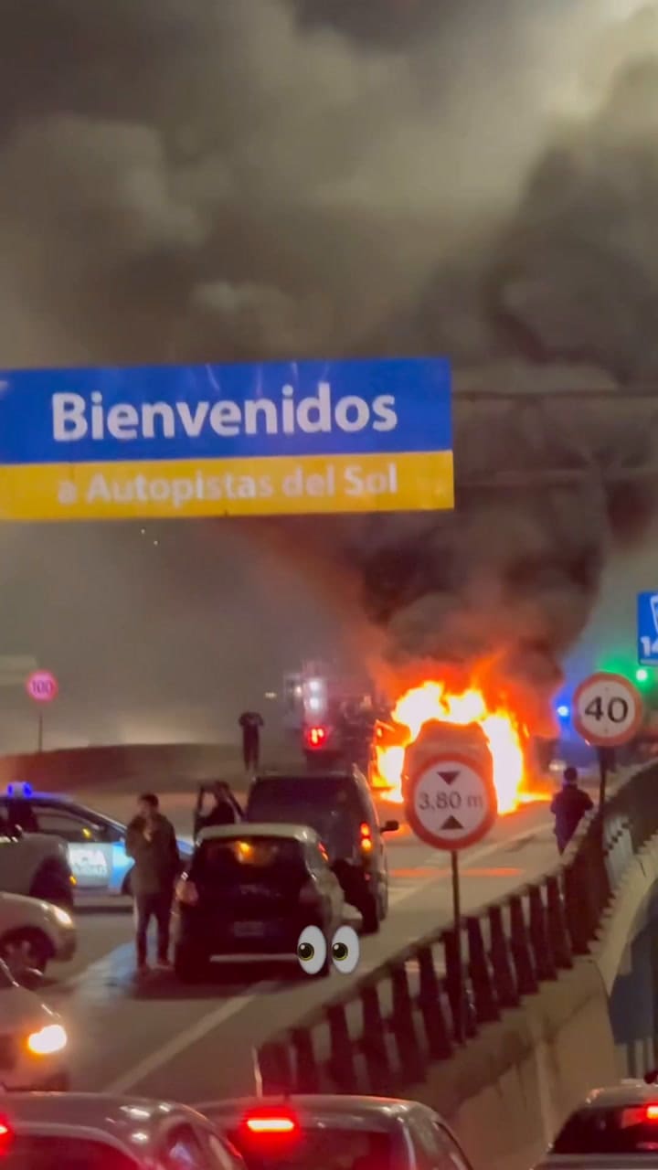 Se incendió un Porsche en Gral. Paz y Cantilo