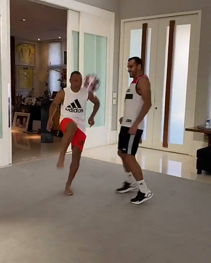 Cafú recreó el triple sombrero dentro de su casa - Fuente: Instagram