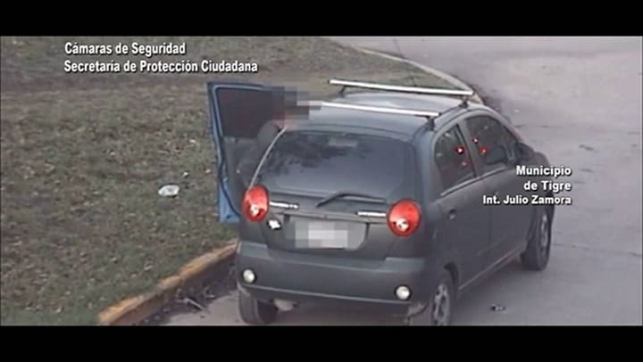 Forcejeó con su pareja y la sacó con violencia del auto