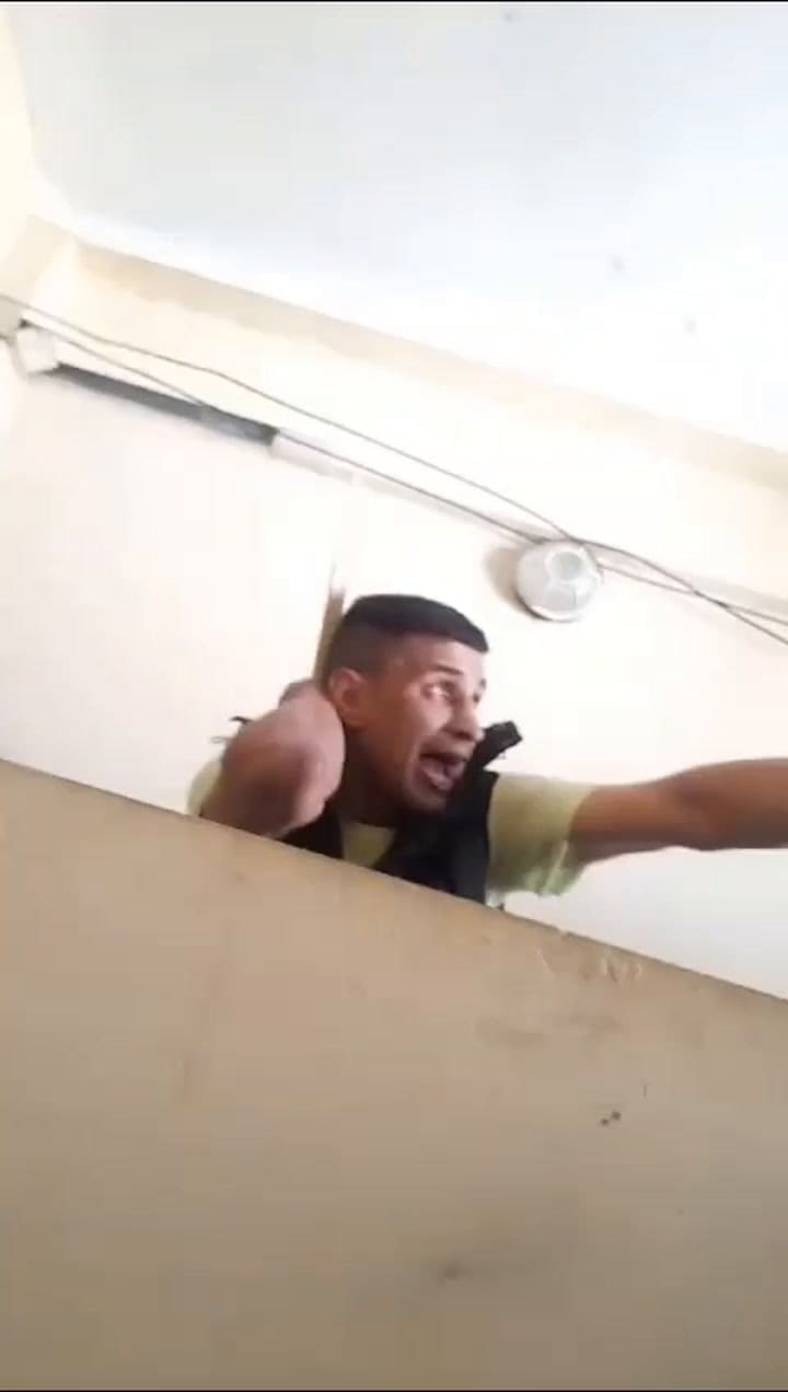 Un hombre atacó a policías con un machete y lo redujeron con una pistola Taser