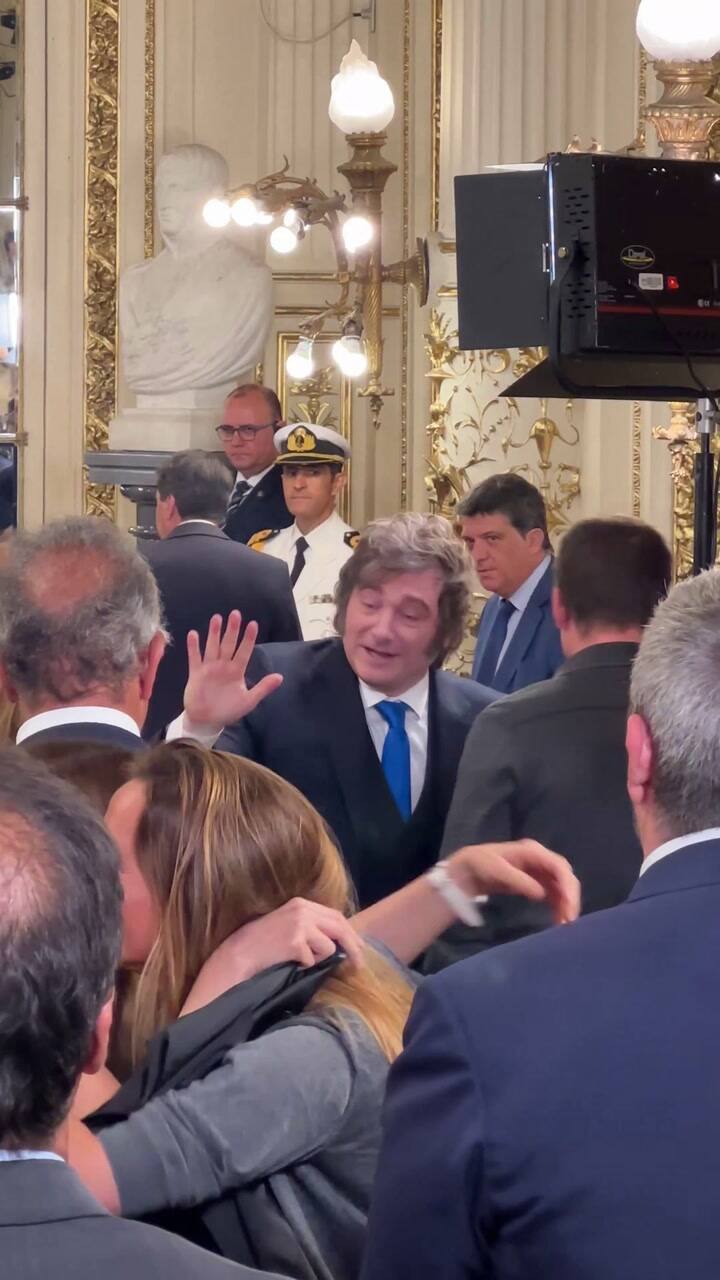 El abrazo de Milei con Santiago Caputo y con Scioli en la jura de Juan Bautista Mahiques