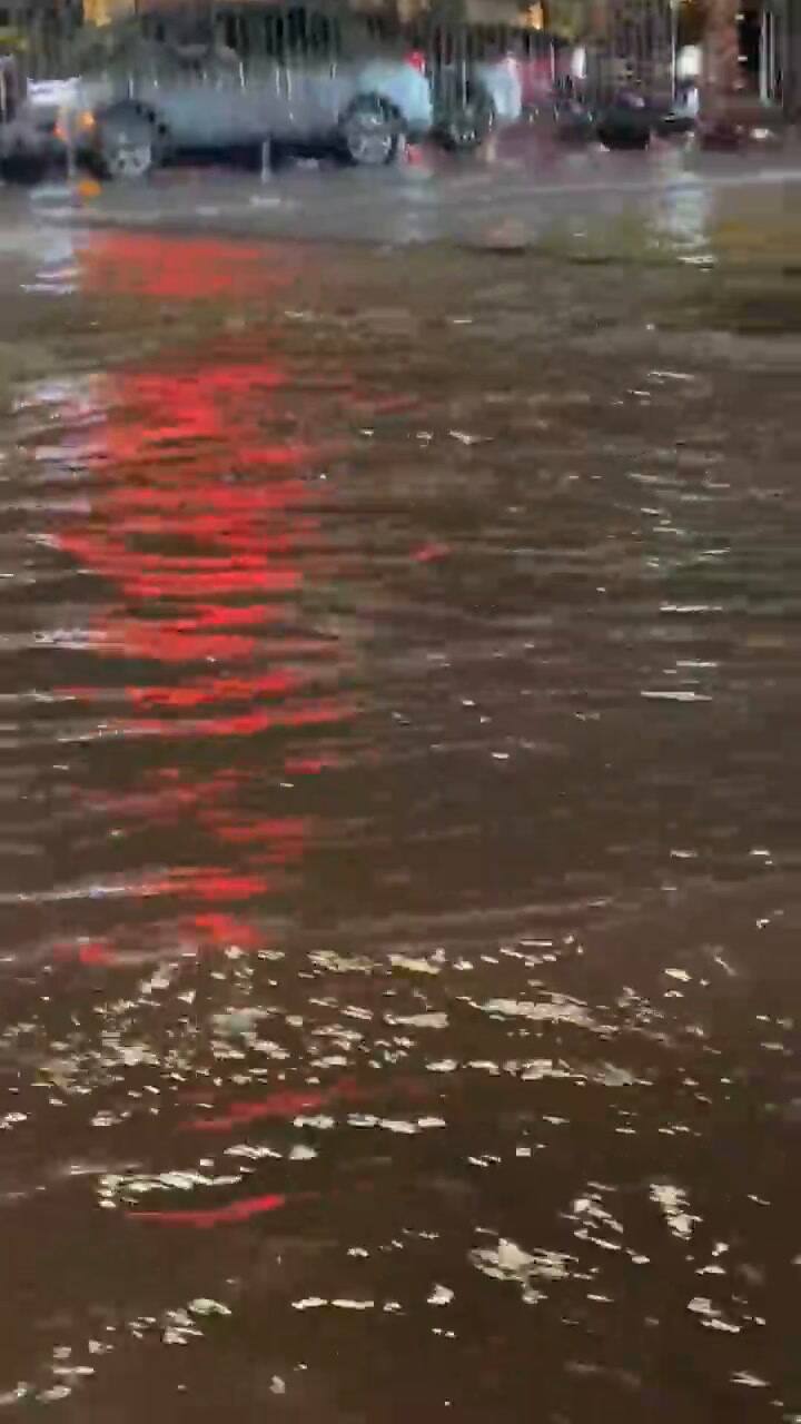 Las calles de Las Vegas lucieron inundada tras las intensas lluvias del miércoles